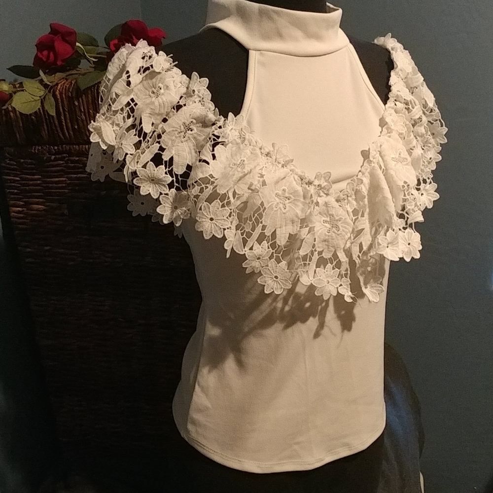 💕NWOT Off the Shoulder Floral Laced high neck blouse unique Top